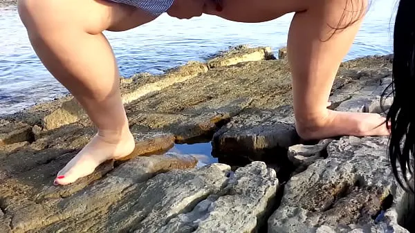 Afficher Femme pisse en plein air sur la plagemes films