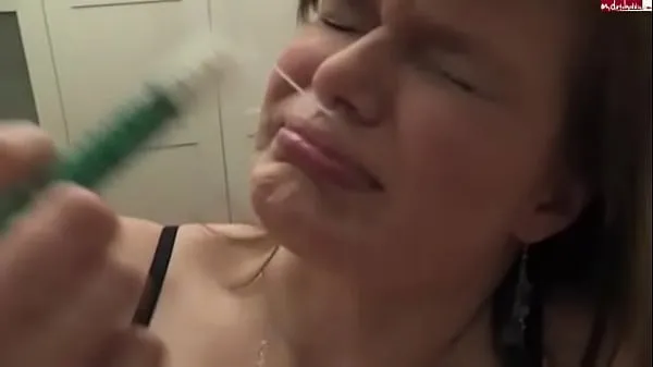 Mädchen spritzt sich mit Spritze Sperma in die Nase [kein Tonmeine Filme anzeigen