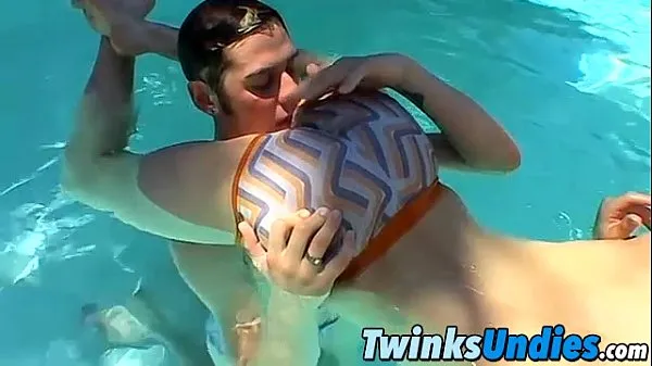 Mostrar Três twinks safadas gostosas fodendo e se divertindo na piscina meus filmes