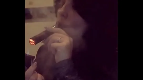 Mostrar mujer de instagram fumando cigarro mis películas