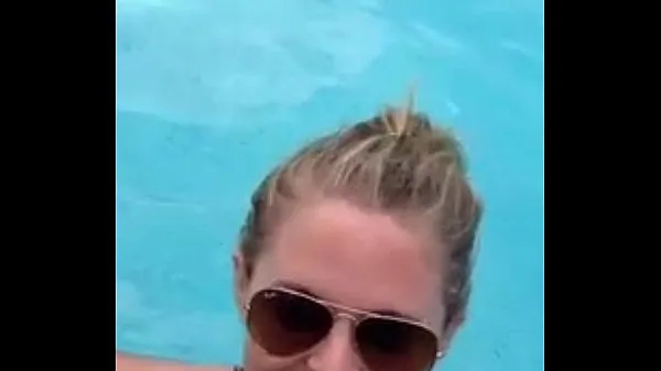 Blowjob im öffentlichen Schwimmbad von Blonde, aufgenommen am Handymeine Filme anzeigen