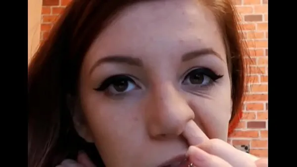 hot beautiful girl picking her noseFilmlerimi göster
