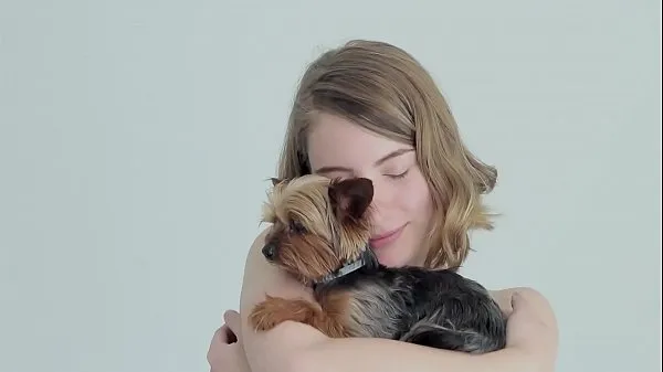 Heiße nackte Blondine, die ihren Welpen kuscheltmeine Filme anzeigen