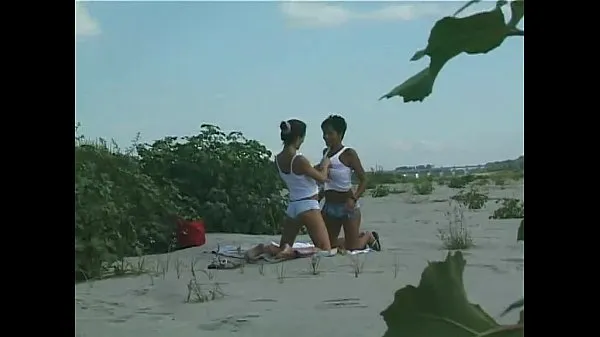 Laat Lesbians on the sand mijn films zien