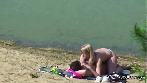 Afficher Voyeur jeune couple allemand baise à la plage de Hambourgmes films