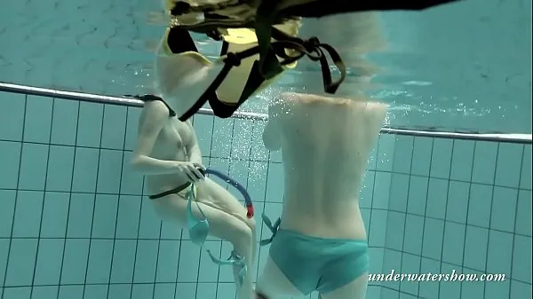 Tampilkan Girls swimming underwater and enjoying eachother Film saya