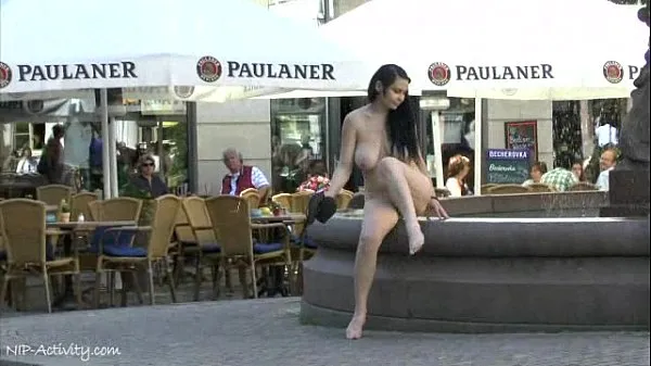 Hot chick tina shows her boobs on public streetsFilmlerimi göster