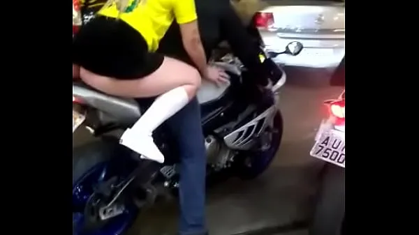 Mostrar Rubia en moto con falda corta mis películas