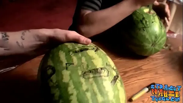 Zobrazit Straight inked guys fuck watermelons until cumming moje filmy