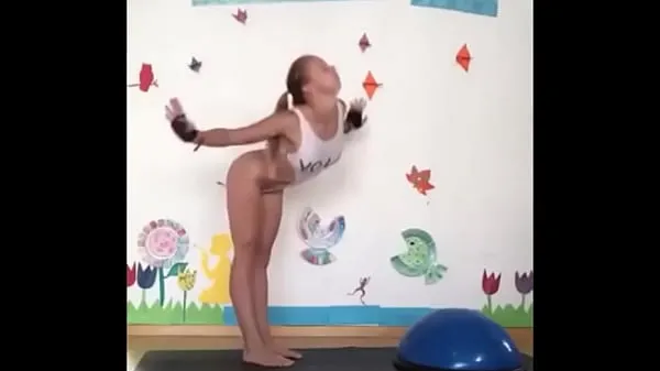 Pokaż BLONDE DOING GYMNASTICS IN THE ACADEMYmoje filmy