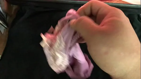 Zobrazit Shot on the original pink and purple cotton underwear, it smells heavy with urine, and it is very comfortable to wipe the glans at the bottom moje filmy