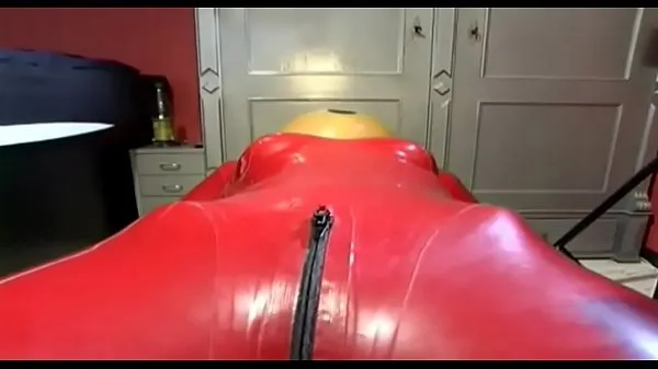 Fetish depravation for a red latex dressed slave私の映画を表示