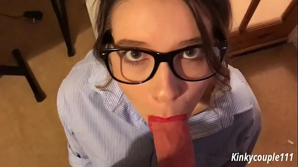 Mostrar con gafas tiene que chupar la polla para mantener el trabajo - kinkycouple111 mis películas