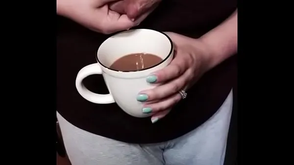 放映Lactating big tit squeezes breast milk into coffee我的电影