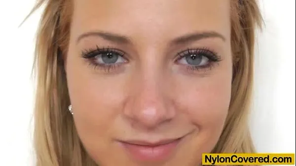 Mutasd a Blonde with nylon mask on her face filmjeimet