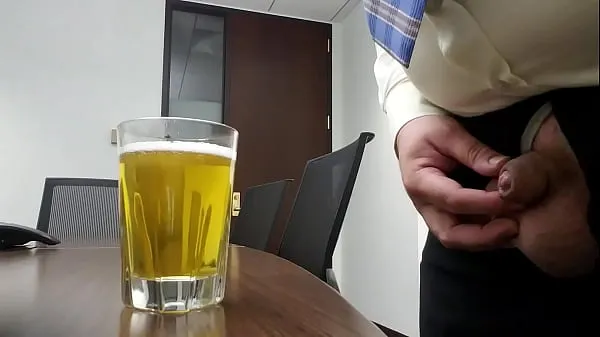 Zobraziť Filling a glass with my piss moje filmy