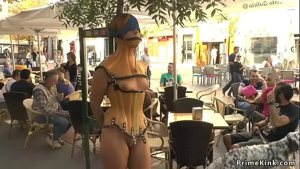 Afficher Belle mannequin espagnole déshonorée et entrée en lingerie dans les rues publiques de Madridmes films