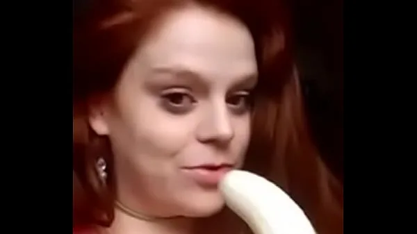 ginger chick blows a banana私の映画を表示