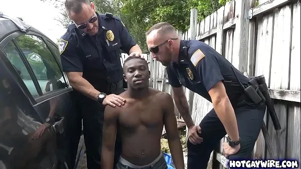 عرض Two police officers take advantages of this black guy أفلامي