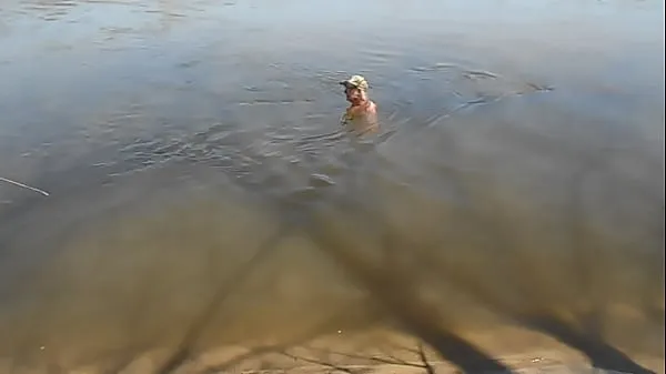 Mostrar Mi primera instancia de vadear desnudo en el río este año mis películas