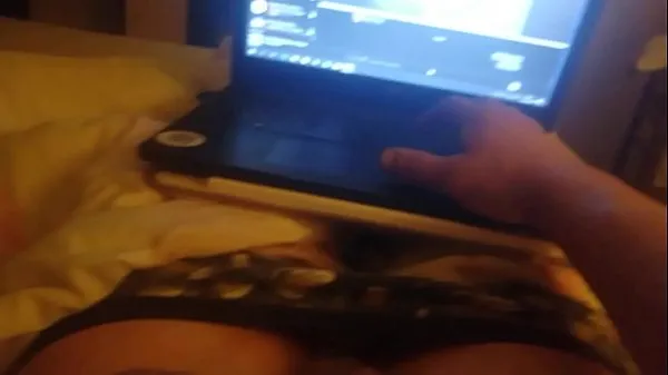 Mostra rudywade123 profilo, il mio video di casa, to mentre mi masturbo con una ragazza su una webcam, sdraiato sul letto davanti al mio laptop e cumi miei film