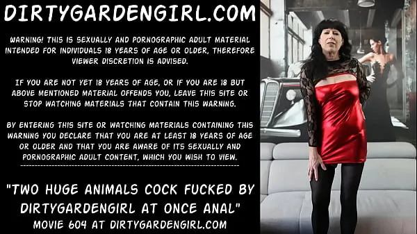 Zobrazit Two huge animals cock fucked by Dirtygardengirl at once in he anal prolapse hole moje filmy