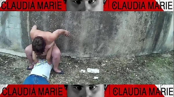 Afficher La grosse femme est très soupe et sa chatte dégouline dans une ruelle. Le sexe en public le rend très excitémes films