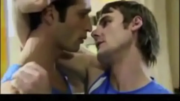 Laat Deniz and Roman Gay Kiss Scene From 2006 German TV Series Alles was zählt mijn films zien