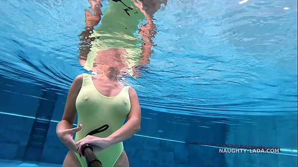 Mostrar Mi traje de baño de una pieza transparente cuando está mojado en la piscina pública mis películas