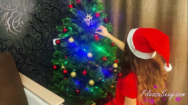 Mostrar decora el arbol de navidad y se masturba el cono con el lollipop mis películas