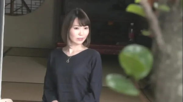 放映小さいころから自分は人より性欲が強いという自覚がありました」古瀬唯さん34歳。結婚6年目の専業主婦。現在ご主人とは週4、5回の営みがある唯さん。そのほとんどは至って普通なノーマルSEXだが、過去に刺激が足りなくなり、ご主人に対してとんでもない罠を仕掛けてしまったことがあるらしい。「夫は私にベタ惚れなんですけど、わざと浮気して激怒させた状態で仲直りセックスをしたらメチャクチャ気持ち良かったんです…。」冷たく罵られることで快楽を得られる特殊な性癖に気づいてしまった彼女我的电影