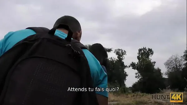 Afficher HUNT4K. Le sexe en extérieur avec un chasseur se termine pour une brune bronzée avec une éjaculationmes films