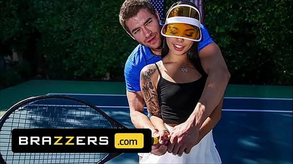 Mutasd a Xander Corvus) Massages (Gina Valentinas) Foot To Ease Her Pain They End Up Fucking - Brazzers filmjeimet