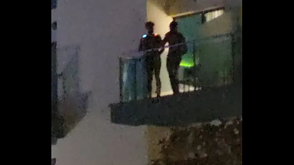 Afficher Deux mecs surpris en train de baiser sur le balcon d'un hôtel en Espagne, été 2021 HOT HOTmes films