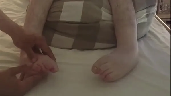 Tunjukkan Disabled guy gets a foot massage and handjob from his niece Filem saya