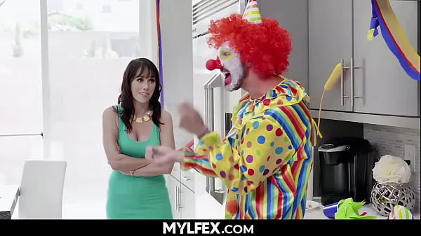 Tampilkan Clown had to Reimburse the Angry Housewife - Alana Cruise Film saya