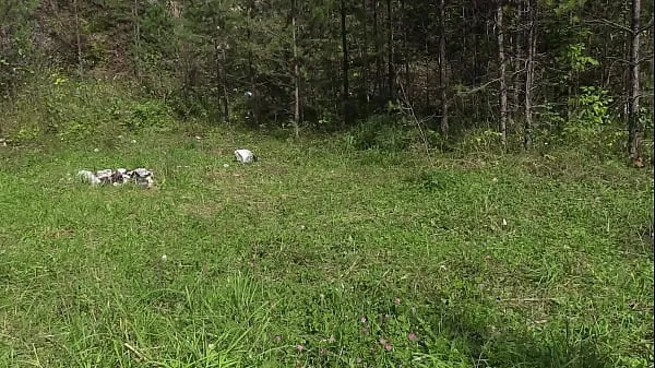 Mostrar Voyeur con cámara oculta espía a una rubia de culo precioso que toma el sol en un claro, se quita las bragas y se mete los dedos en el coño peludo en plena naturaleza mis películas