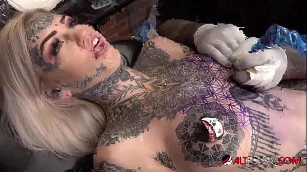 Mostra Sascha gioca con Amber Luke mentre si fa tatuarei miei film