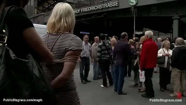 Blondine mit nackten Möpsen in der Öffentlichkeitmeine Filme anzeigen