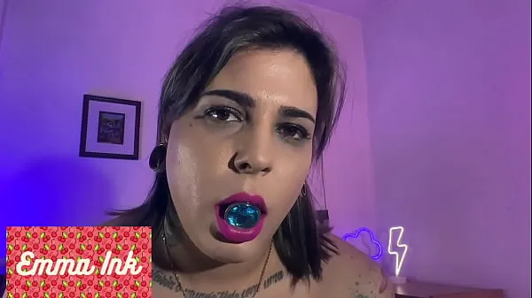 عرض A menina trans Emma Ink brinca com o seu plug anal أفلامي