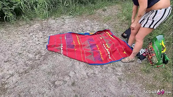 Mostrar Dois meninos pegam uma turca madura e curvilínea nua no lago para banho e transam com ela meus filmes