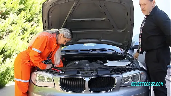 Mostrar O cara que fui consertar o carro era maluco e quando descobre meu macacão quebrado fica com calor e me fode em cima do carro meus filmes