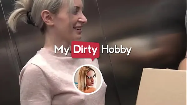 Mostrar MyDirtyHobby - El mensajero se folla a su hermosa clienta rubia mis películas