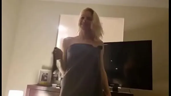 Mostrar Mi esposa caliente pierde la toalla mientras baila mis películas