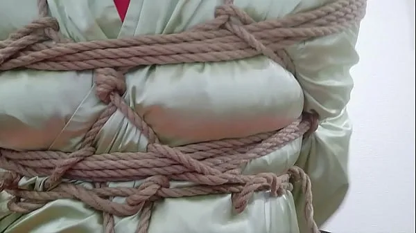 Mostrar Tied up and masturbating in a satin kimono crossdresser meus filmes