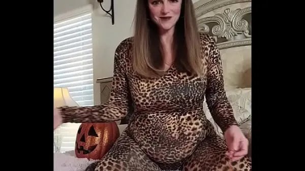 Mostrar Feliz Halloween 2023 - Video de Safe For Work - La sexy MILF Nikki vestida de leopardo mis películas