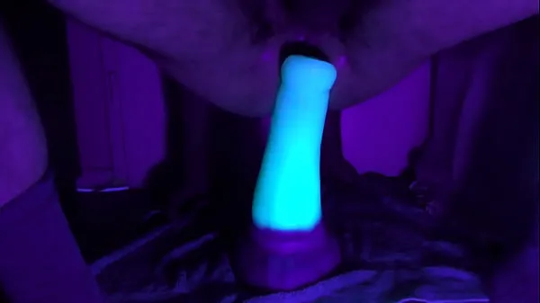 Tampilkan Otter Dildo Balls Deep Black Light UV Anal Dildo Play - Glow in the Dark, Extreme DD Play Film saya