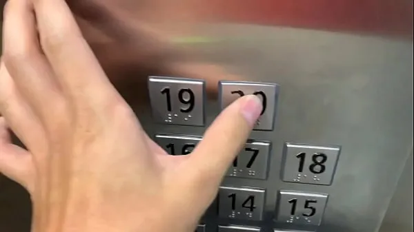 Afficher Sexe en public, dans l'ascenseur avec un inconnu et ils nous surprennentmes films
