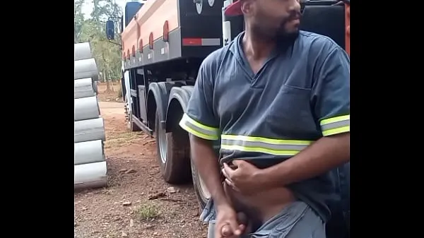 Pokaż Worker Masturbating on Construction Site Hidden Behind the Company Truckmoje filmy