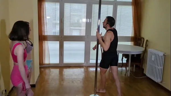 Le doy una clase de Pole Dance a mis dos alumnas y acabamos FOLLANDOFilmlerimi göster